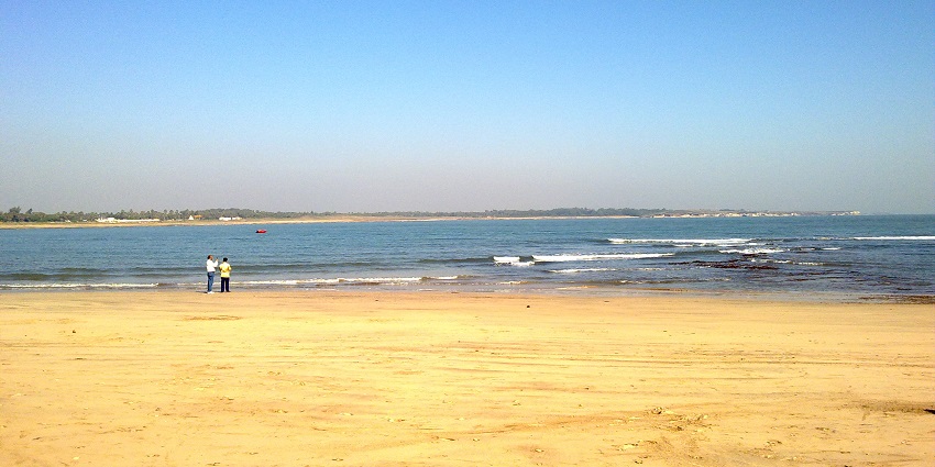 An expansive view of the vast ocean from the beach.
