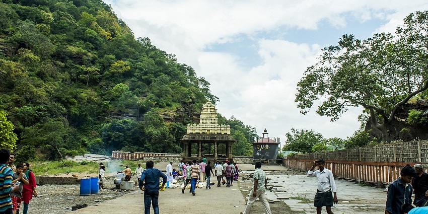 View of people visiting the Ahobilam narsimha swamy temple