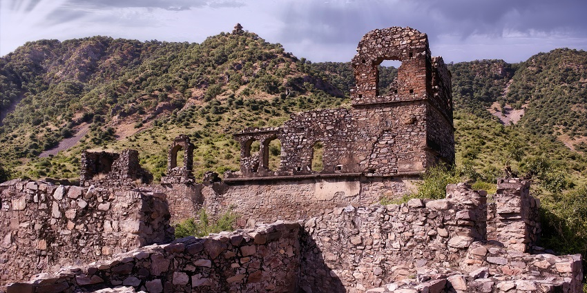The ruined walls at Ajabgarh Fort, one of the cursed and most haunted forts in Rajasthan.