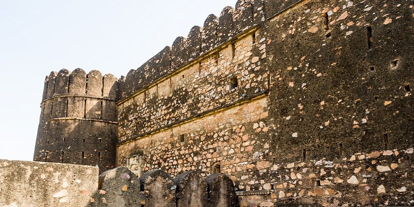 One of the best Alwar Forts, Ajabgarh Fort is a serene valley, rugged beauty, mysterious history, scenic views.