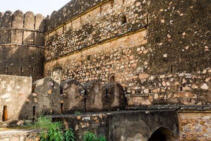 Ajabgarh Fort in Rajasthan has an exquisite structure and is surrounded by rugged hills