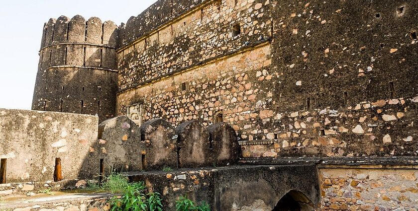 Ajabgarh Fort in Rajasthan has an exquisite structure and is surrounded by rugged hills