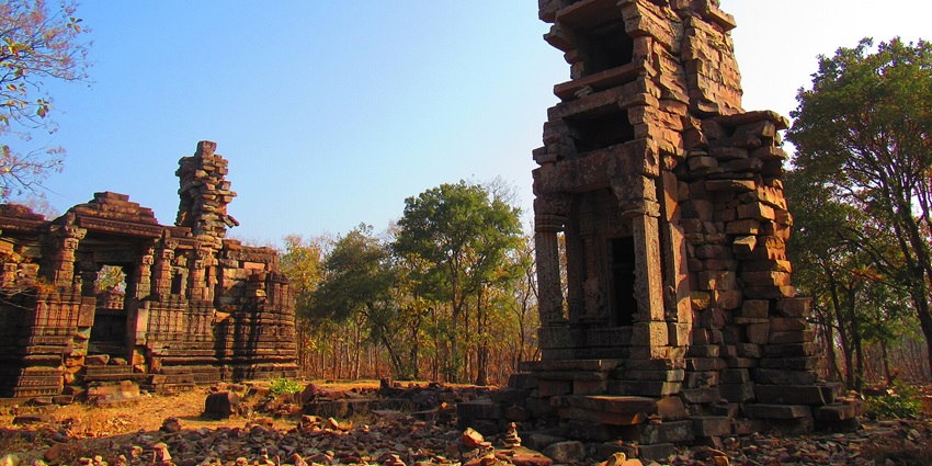 A panoramic view of the ancient Ajaygarh Fort, one of the famous tourist destinations near Panna Wildlife Sanctuary