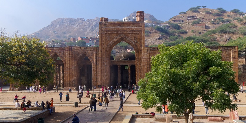 Ajmer, one of the best places to visit in Rajasthan in march, boasts sacred Dargah Sharif, historic forts, and serene lakes.
