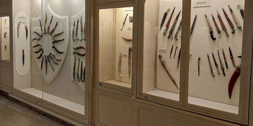A mediaeval period Mughal museum featuring some of the war related items in a hall.