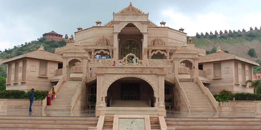 Ajmer Jain Temple is an ornate Jain temple famed for its golden architecture near Roopangarh Fort.