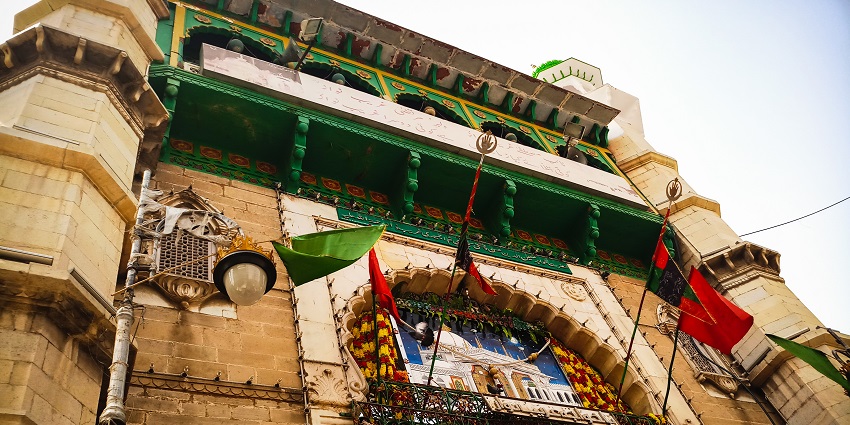 Close up of the grand darwaza of the Ajmer Sharif Dargah