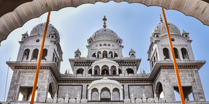 A panoramic view of Ajmer, Rajasthan, showcasing architecture and expansive landscapes.