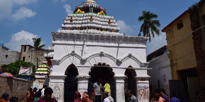 One of the Shiva Temples in Odisha, Akhandalamani Temple, hosts vibrant celebrations and traditional rituals.