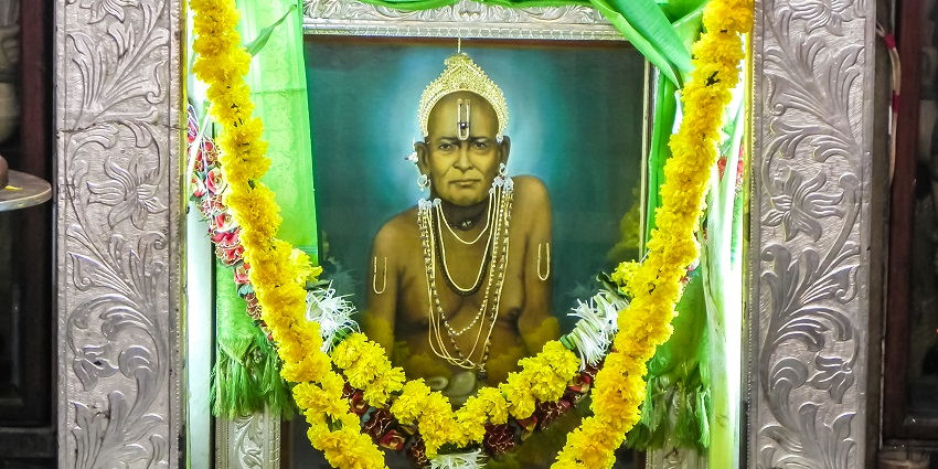 Among the places to visit in Akkalkot is the Shri Swami Samarth Mandir offering rituals, meditation, and relics.