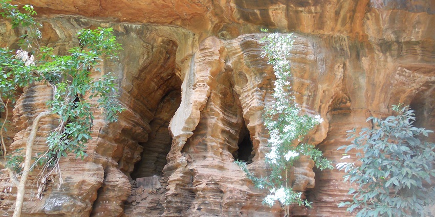 Explore the iconic Akkamahadevi Caves which is one of the places to visit near Srisailam.