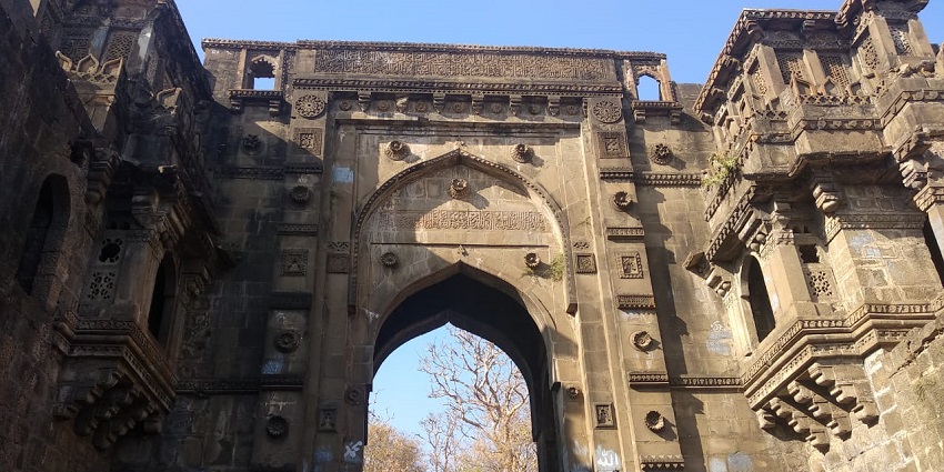 Places to visit in Akola showcasing Mughal grandeur with a mosque and historical wells.