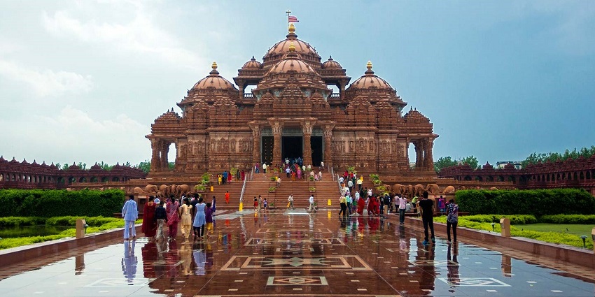 A frontal view of the famous Akshardham Temple in Delhi with a queue of devotees