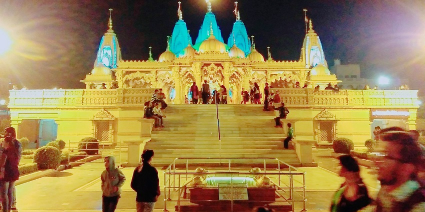Akshardham Temple, one of the popular Krishna temples in Jaipur impresses with its intricate design and peaceful environment.