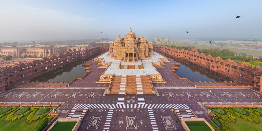 A stunning facade of the Akshardham Temple in Delhi with its intricate carvings