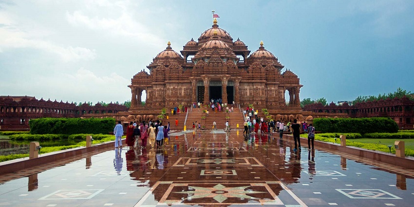 Devotees flocking at the gates of Akshardham Temple, Gandhinagar which is dedicated to a Guru
