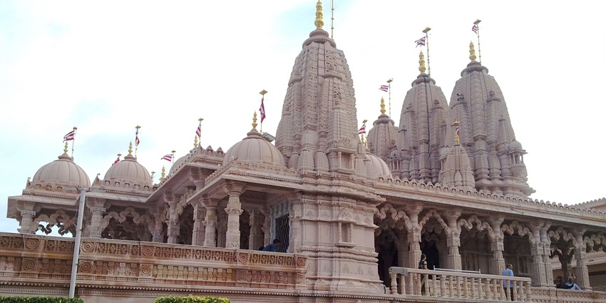 A stunning view of Akshardham Temple, showcasing intricate architecture and serene surroundings