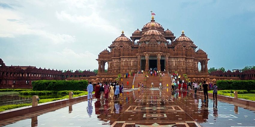 Devotees flocking at the grand entrance of the majestic Akshardham temple.