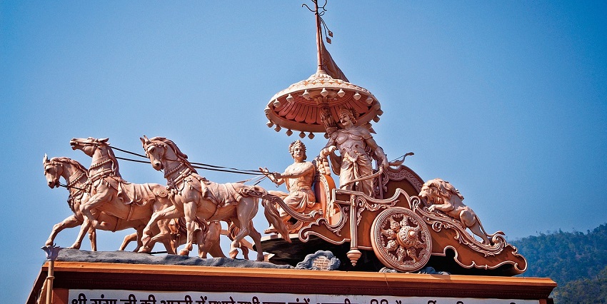 An image showing Akshaya Patra Temple’s krishna chariot in the beautiful vicinity of the Temple