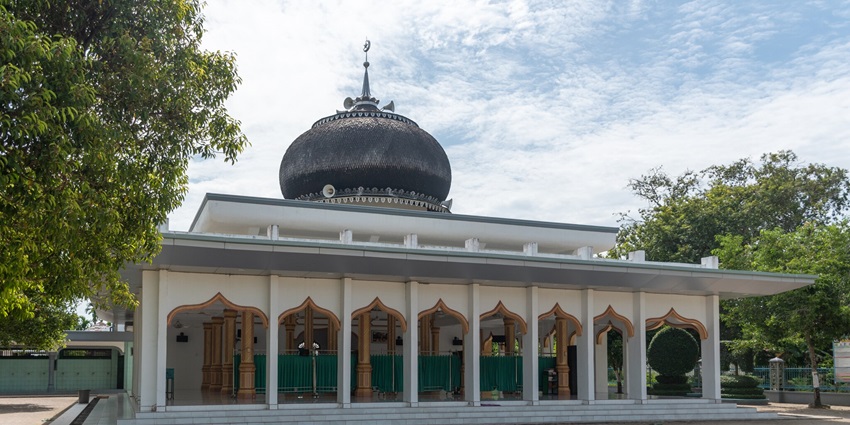 Seek blessings from Al-Fajah Masjid which is a prominent place of worship.