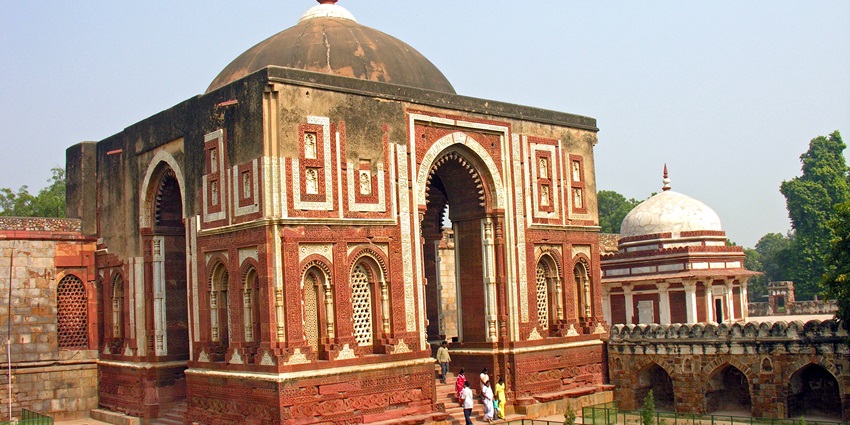 Alai Darwaza is one of the historical places to visit near Qutub Minar, Delhi.