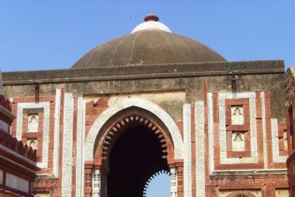 The main majestic entrance of the Alai Fort is called Alai darwaza.