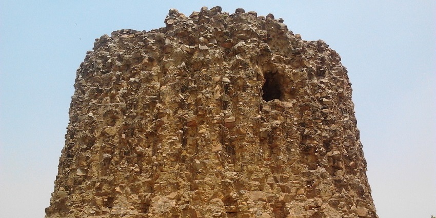 Alai Minar, located in the Qutub complex, is an incomplete yet beautiful architecture.