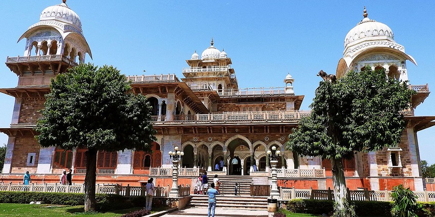 Indo-Saracenic museum showcases diverse art, reflecting Rajasthan's rich heritage.
