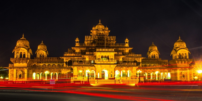 Albert Hall Museum has art galleries in Jaipur that showcase Indian and global art.