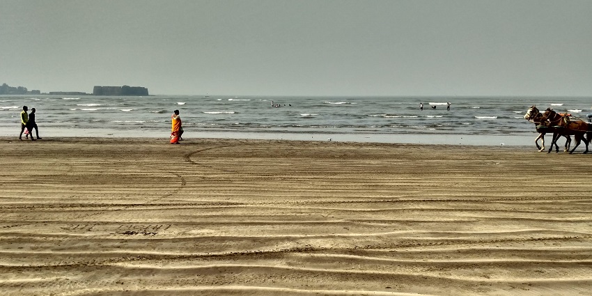 Places to visit in Alibaug Beach offer sunsets, water activities, and Kolaba Fort views.