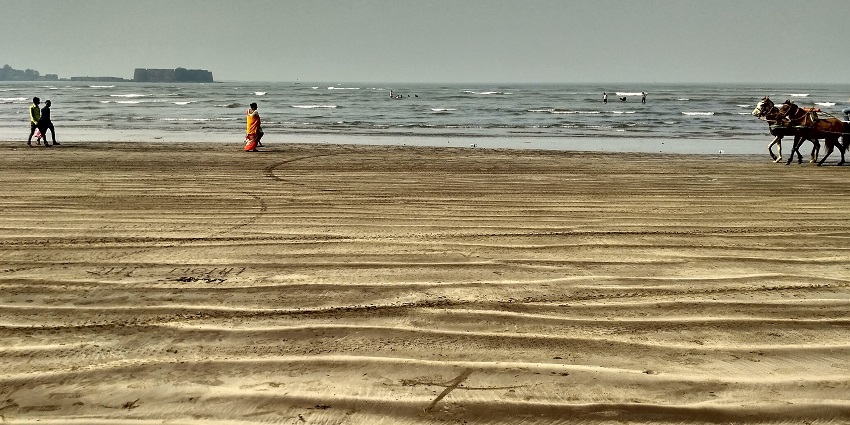 Places to visit in Alibaug for couples offer stunning views, strolls, and water sports.