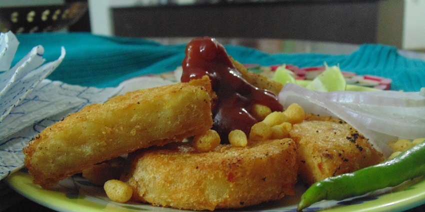 Aloo Tikki, one of the loved street food in Ahmedabad, is served with chutneys.