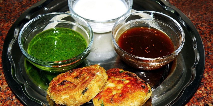 Aloo Tikki is one of the most delicious and the best food in Paharganj for all to try.