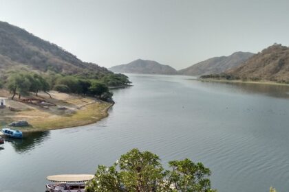 The serene Jaisamand Lake, one of the peaceful places to visit near Alwar for scenic beauty.