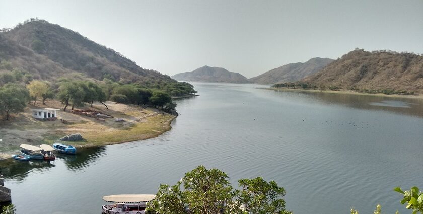 The serene Jaisamand Lake, one of the peaceful places to visit near Alwar for scenic beauty.