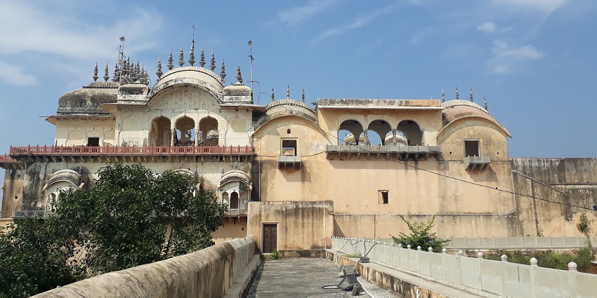 A view of the iconic Alwar Fort, one of the best places to visit in Rajasthan near Delhi.