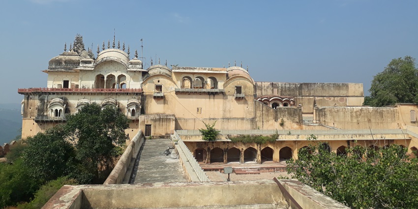 A panoramic view of Alwar Fort in Rajasthan, one of the major tourist destinations.