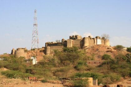 The view of Amagarh fort perched on a hill in Jaipur is a scenic sight to behold