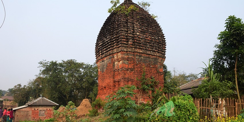 A picture of a historical temple in Cuttack, surrounded by a lush green garden