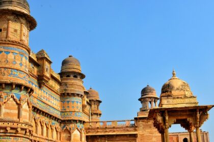 An image of people enjoying at Gwalior's tourist attractions with marvellous architecture.