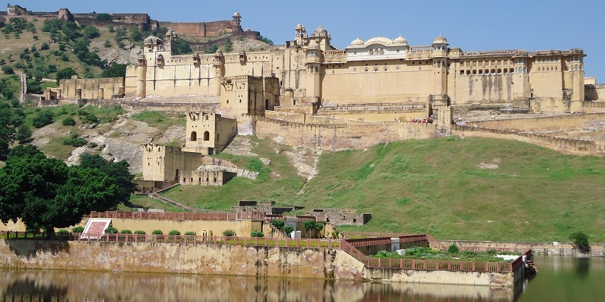 After exploring the Jaigarh Fort Cannon, also visit the Amber Fort which is nearby.