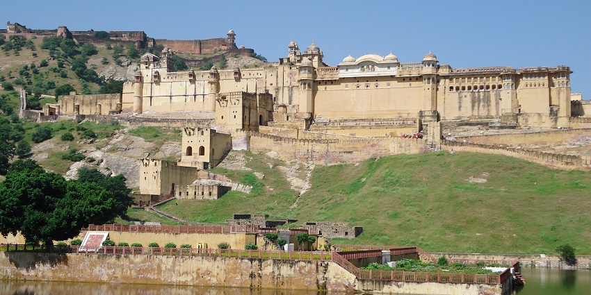 The haunted places in Jaipur showcase royal history, ghost tales, and hidden passages.