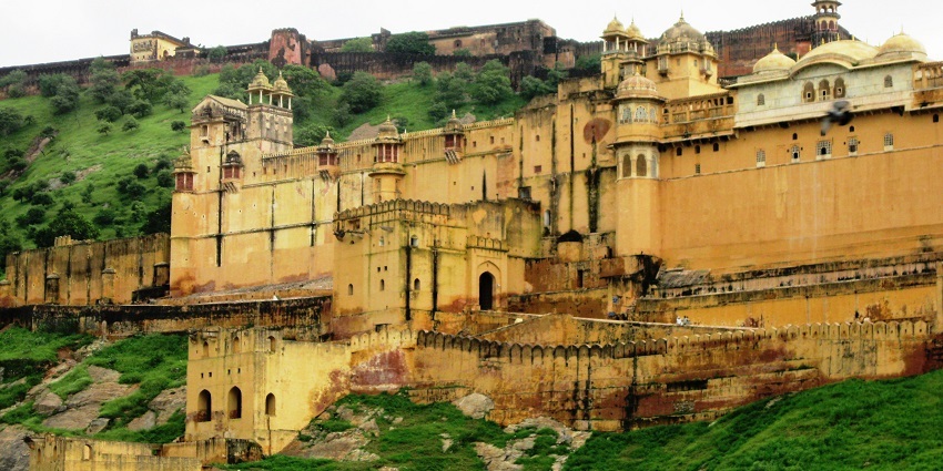 Amber Fort, features 1592 Mughal-Rajput architecture, courtyards, and Aravalli views.