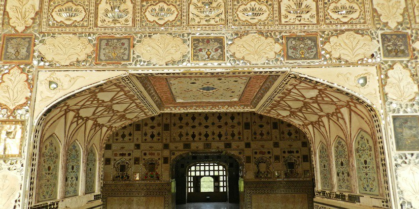 Amber Fort is one of the popular places to visit in Jaipur at night for its light show.