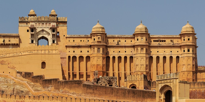 The best places to visit in Jaipur in the evening include Amber Fort with its intricate architecture.