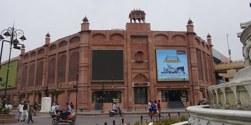 Exploring the city via Amritsar Heritage Walk is one of the best things to do in Amritsar.