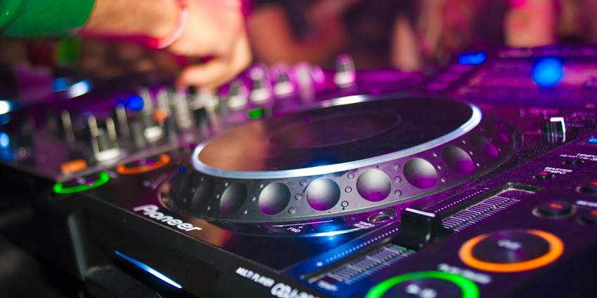 A view of Amy’s Bar featuring a DJ, one of the top places to enjoy Ao Nang nightlife.