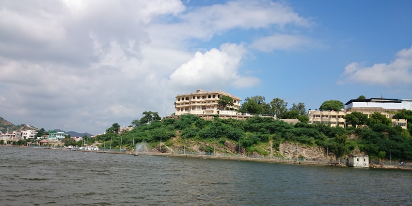 An expansive view of the beautiful Ana Sagar Lake, the best place around Taragarh fort.