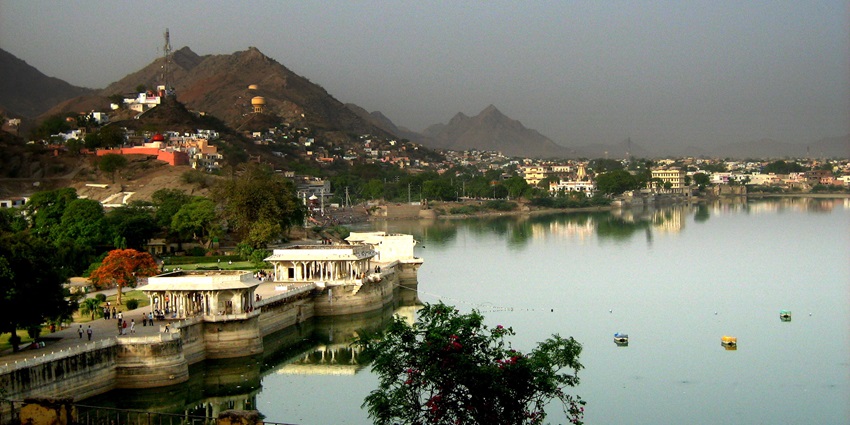 Clear scenic view of the idyllic Ana Sagar lake near the Museum premises in Ajmer