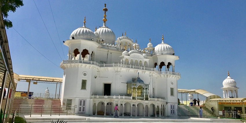 A gurudwara in Anandpur Sahib, one of the top places to visit near Ludhiana.